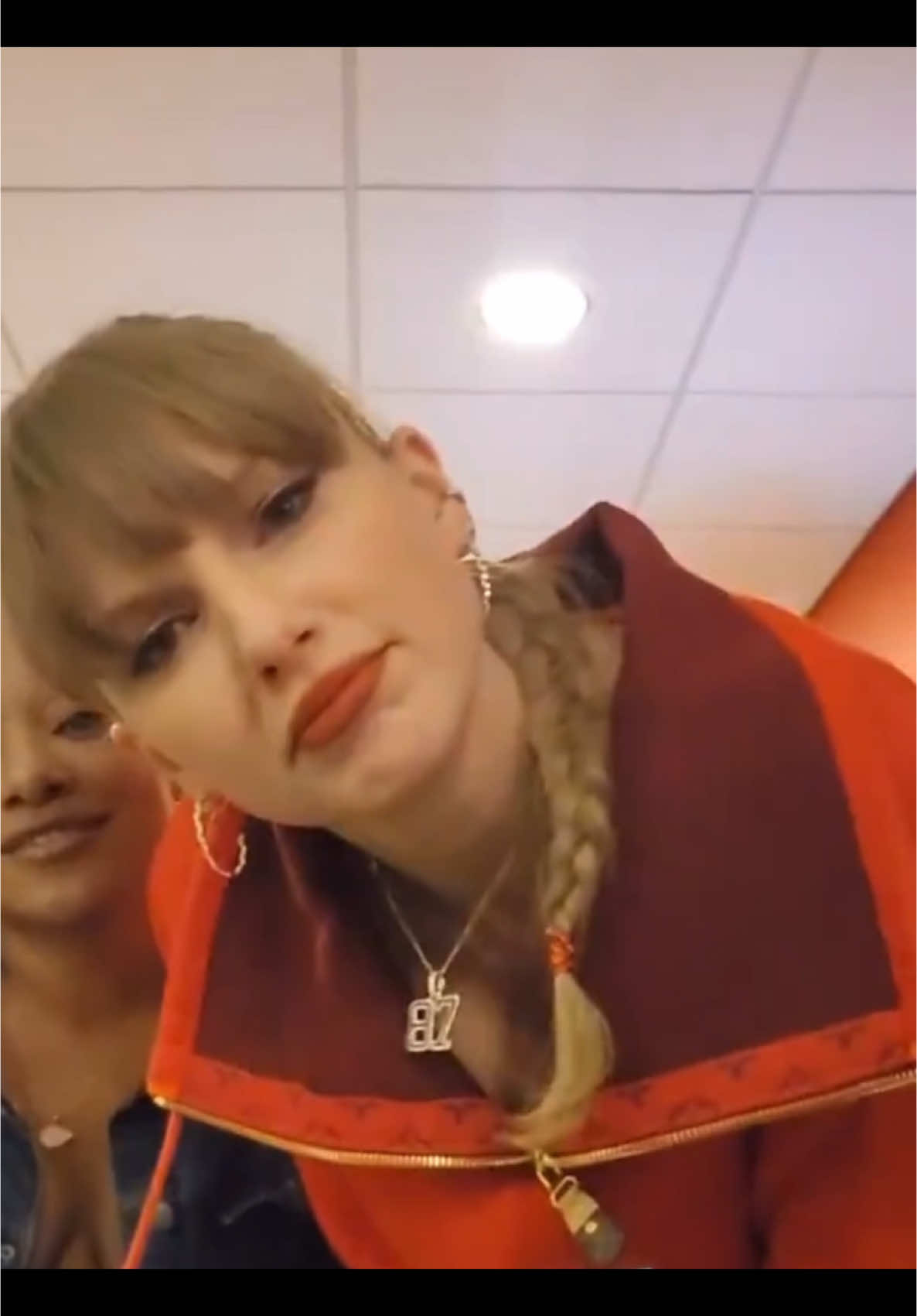 she looks so human here lmao 😭 also the 87 necklace is so cute #fyp #viral #taylorswift #swifttok #swiftie #traviskelce #chiefs #ttpd #erastour 