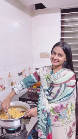 একসময় মা বলত আমি নাকি কিছুই পারবো না কারণ আমি কাজ করে একদমই অভ্যস্ত না এক গ্লাস পানি লাগলেও মা বা বোন কে বলতাম এখন ওই মেয়েটার হাতের রান্না খেয়ে মা ও প্রশংসা করে ভালোবেসে বিয়ে করেন সব শিখে যাবেন আমার মতো করে 🤭❤️#foryou #foryoupage #zannatrishi 