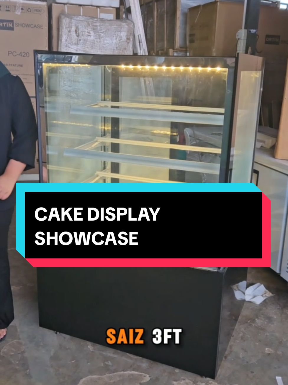 Korang korang! Kita ada item baru tau! Cake display showcase premium! Korang tengok lah sendiri betapa cantiknya display showcase ni. Kalau nak tahu dia ada feature apa, boleh stay tune till the end of the video okay! 🩷 . #cakechiller #cakeshowcase #cakedisplay #otnmachinerysegamat #kitchenequipment #fypage 