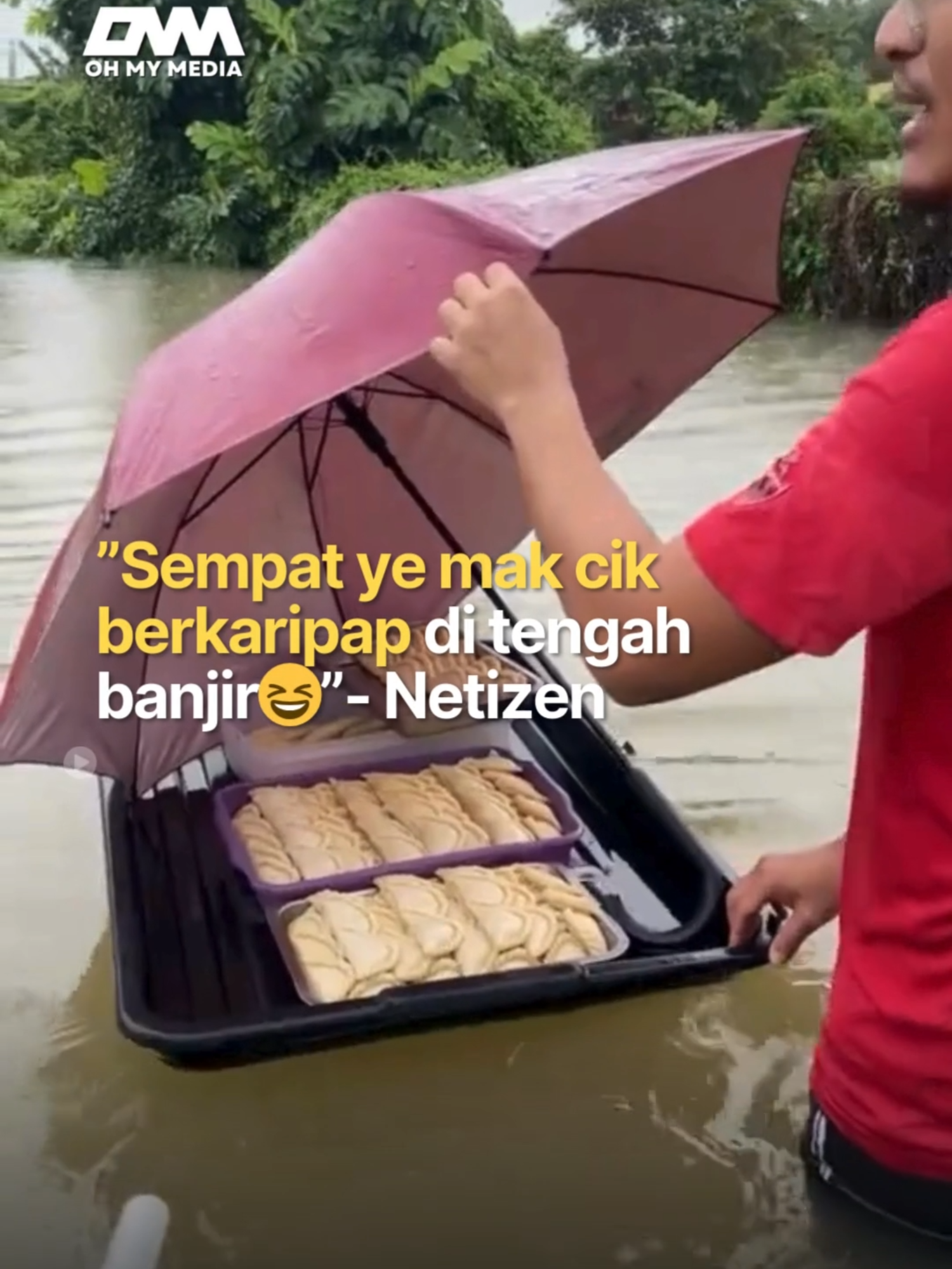 Min terfokus dekat tong gas yang mak cik tu angkat🤔 #ohmymedia #videoviral #viral #ommbest #ommmedia #banjir