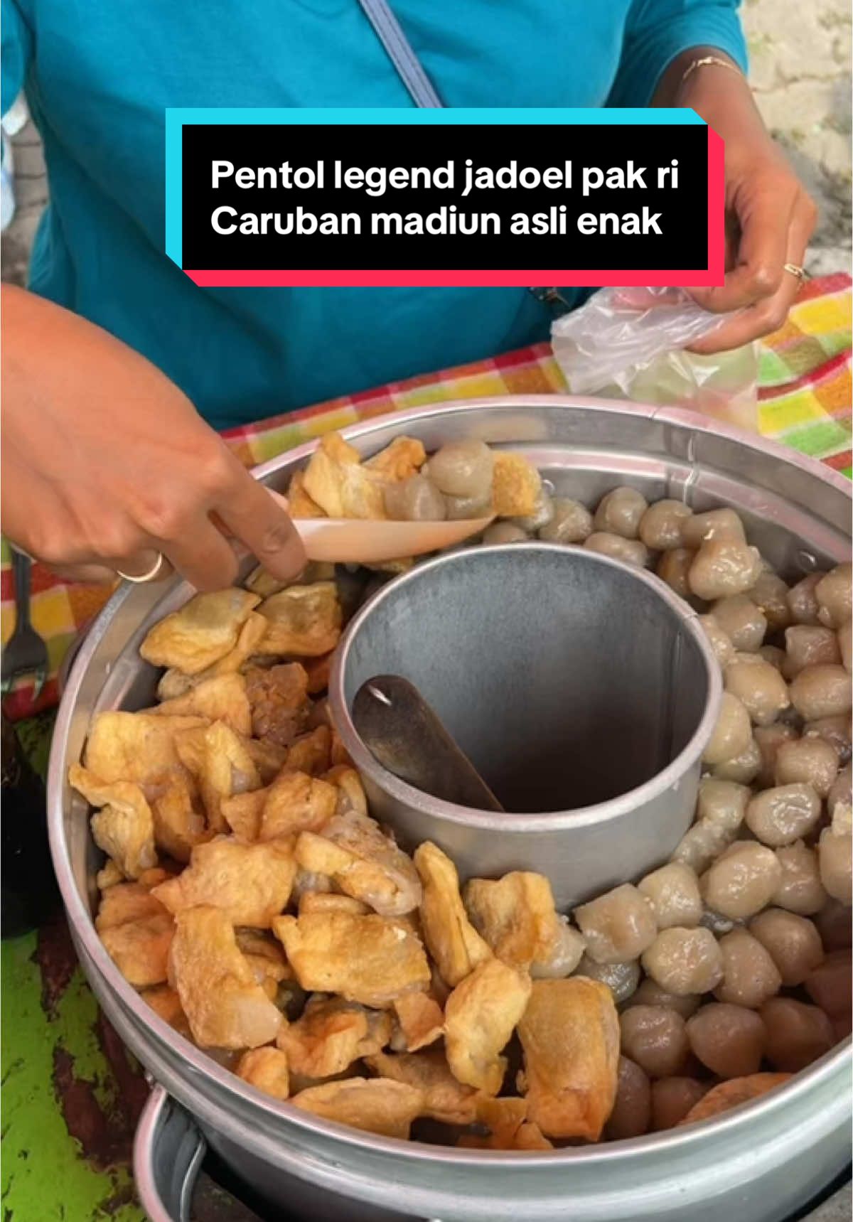 Pentol legend pak ri caruban asli enakk #simaswajan #ttpetualangpro #ttslevelup #jelajahindonesia #jelajahmadiun #pentol 