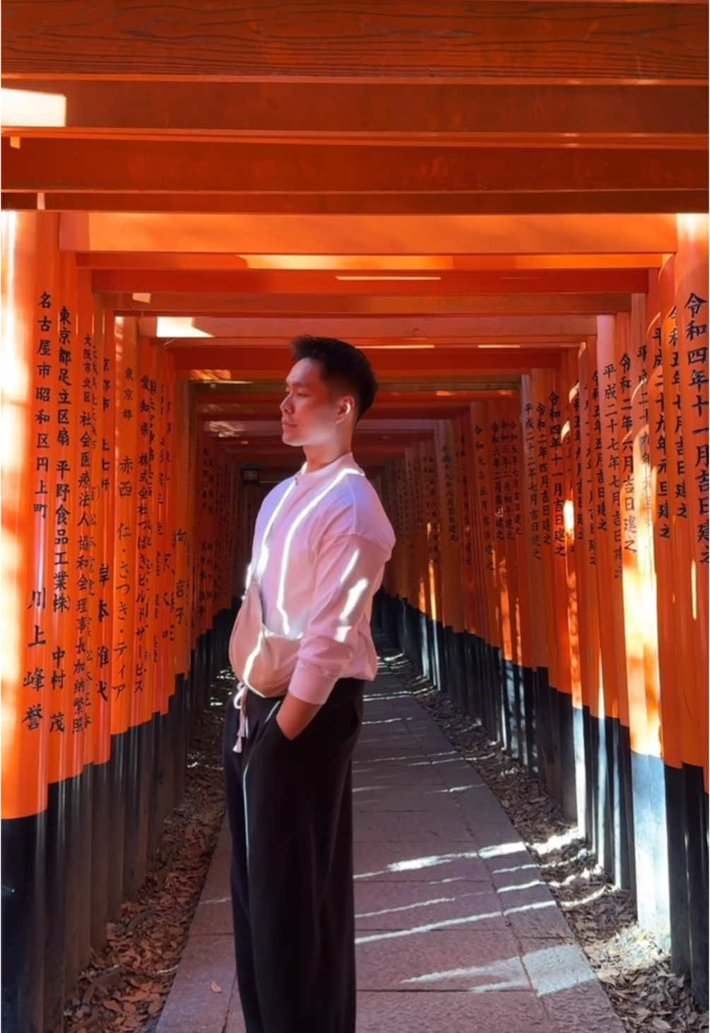 Fushimi Inari Taisha vào một ngày nắng đẹp tuyệt vời ⛩️ 🏞️🎏🏮 có cái hơi bị đông người 😗 #japan #kyoto #travel #boy #weekend #trending #xh  @Thanh Nguyen 