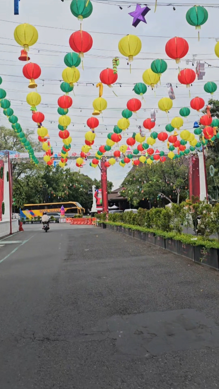 suasana kota solo di sepanjang kawasan gladag sampai pasar gede. #jelajahsolo 