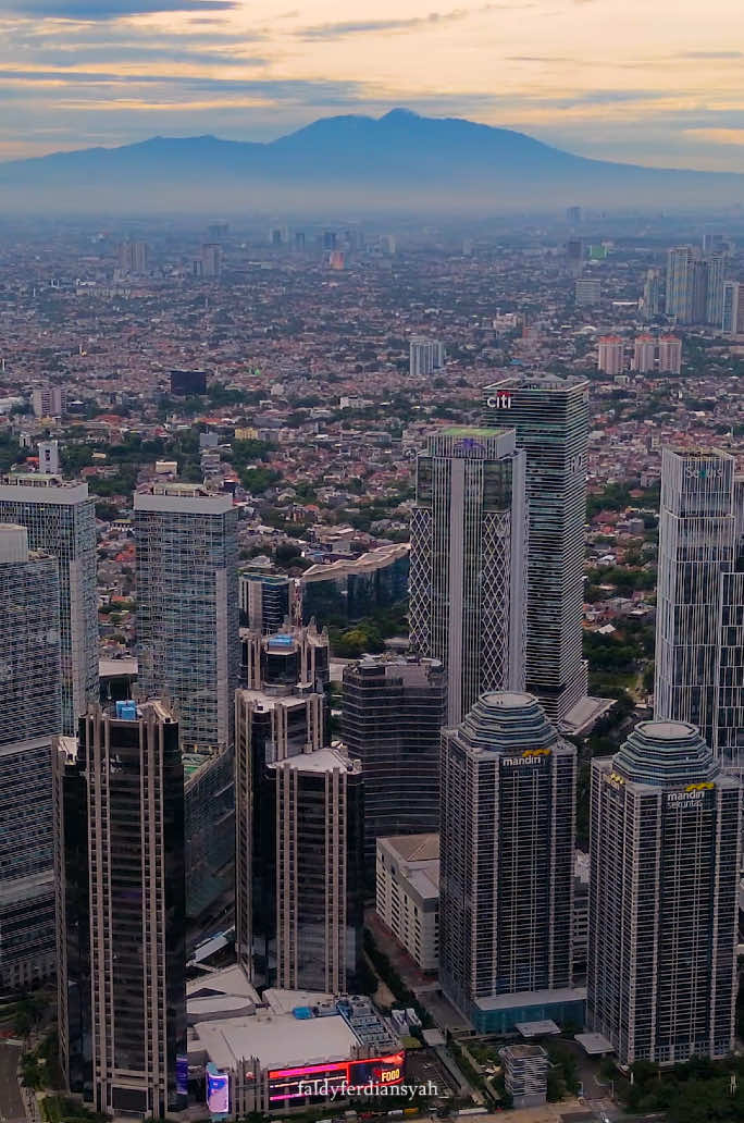 Akhir-akhir ini udara dijakarta mulai bersih kembali stlah beberapa hari sblum nya turun hujan, nampak gunung terlihat dari kawasan SCBD Sudirman 🌆⛰️ #jakarta #jakartacity #jakartakeras #jakartapusat #jakartaselatan #cityscape #cinema #architecture #gununggedepangrango #gunungsalak #drone #dji #fyp 