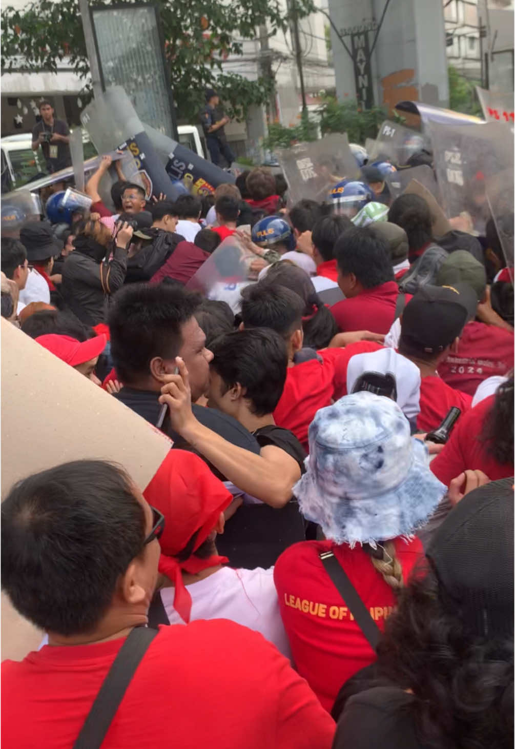 EARLIER: Hindi pa nakakalapit sa tarangkahan ng Mendiola ang mga nagprotesta ngayong Bonifacio day, agad nang ginitgit ng kapulisan ang bulto ng mga mamamayan sa tapat ng UE Manila. #BonifacioDay 