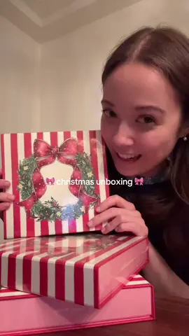 unboxing the very laufey holiday box set ♥️♥️♥️🎀🎀 available on laufeymusic.com 💫🫶🏻🫶🏻