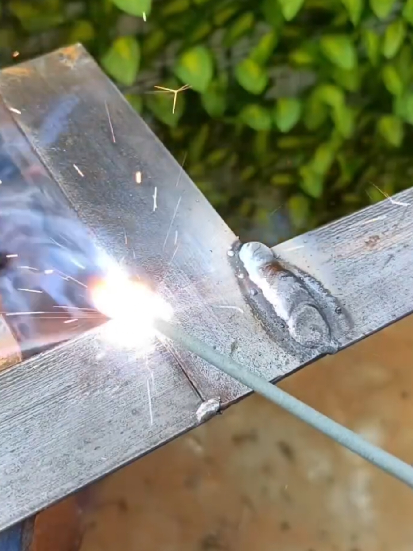 Two kinds of thin metal stick welding tricks👩🏻‍🏭 #welding  #technique  #skill #weldingcreativetools #fabrication #DIY #howtoweld #diyproject #tipsandtricks #weldingart #fyp #cuttingskills #perfectweld #beginnerwelder #ideas 