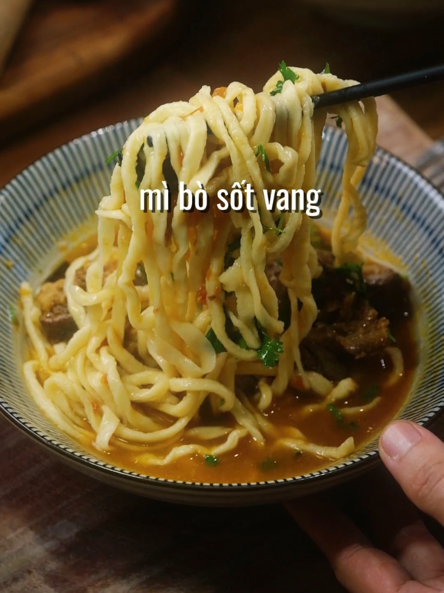 Mì bò sốt vang.