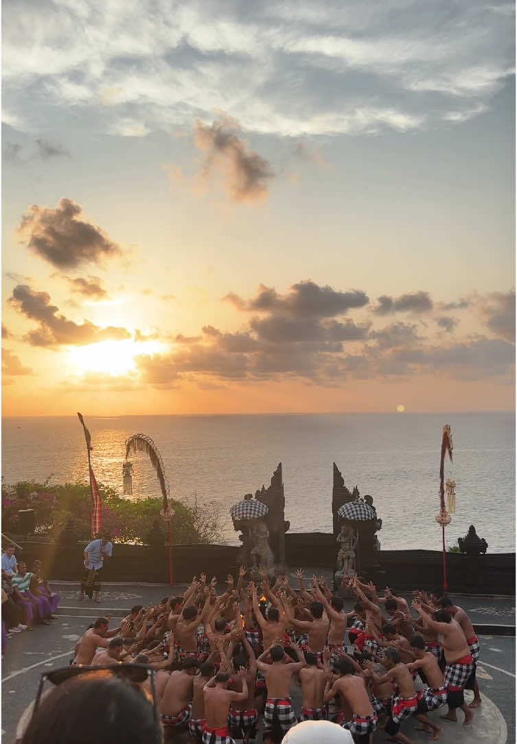 🌅 #bali #uluwatu #tarikecakuluwatu #kecakdanceuluwatu 