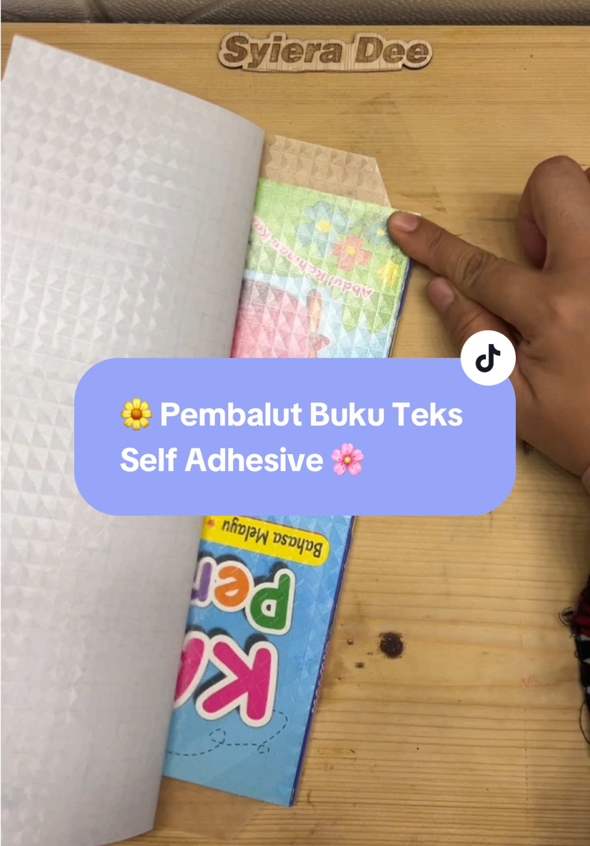 Pembalut tak payah salotape.  Yang syiera guna dalam video ni saiz 43x30cm. Sesuai untuk buku aktiviti sekolah.  Saiz 34x25cm sesuai untuk balut buku tulis pendek anak.  ##pembalutbuku##pembalutbukusekolah##pembalutbukuinstant##pembalutbukuteks