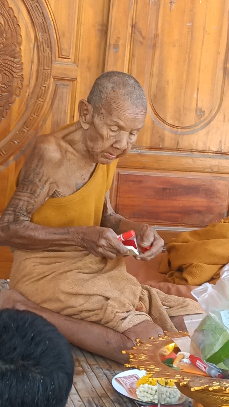 หลวงปู่ขำ หลวงปู่ดำ พระที่เปี่ยมไปด้วยความเมตตา สาธุ สาธุ สาธุ#บารมีเกสาโร #หลวงปู่ขํา_เกสาโร #หลวงปู่ขํา #ศรัทธาบารมีเกิด #ศรัทธา #ทําบุญ #เข้าวัด #เข้าวัด #เข้าวัดทําบุุญ #เมตตา #เมตตามหานิยม 