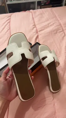 divine, napakaganda and expensive tignan #slippers #slippersandals #flatsandals #fypage #womensandals #OOTD #outfit #fypシ゚ #tiktok 