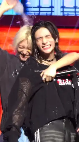 Felix and Hyunjin having fun in their concert😂😂😂🔥🔥🔥 #recommendations #fyp #stay #straykids #skz #concert #felix #hyunjin #funnymoments 