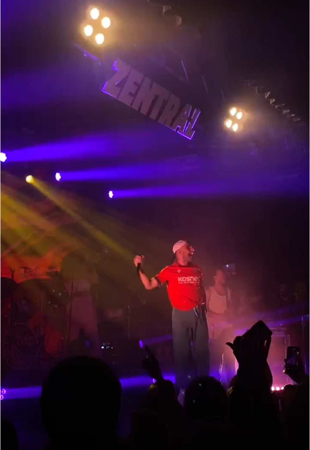 🥰👏 @NilMoliner con la camiseta de #osasuna en su concierto en Pamplona #nilmoliner #concierto 