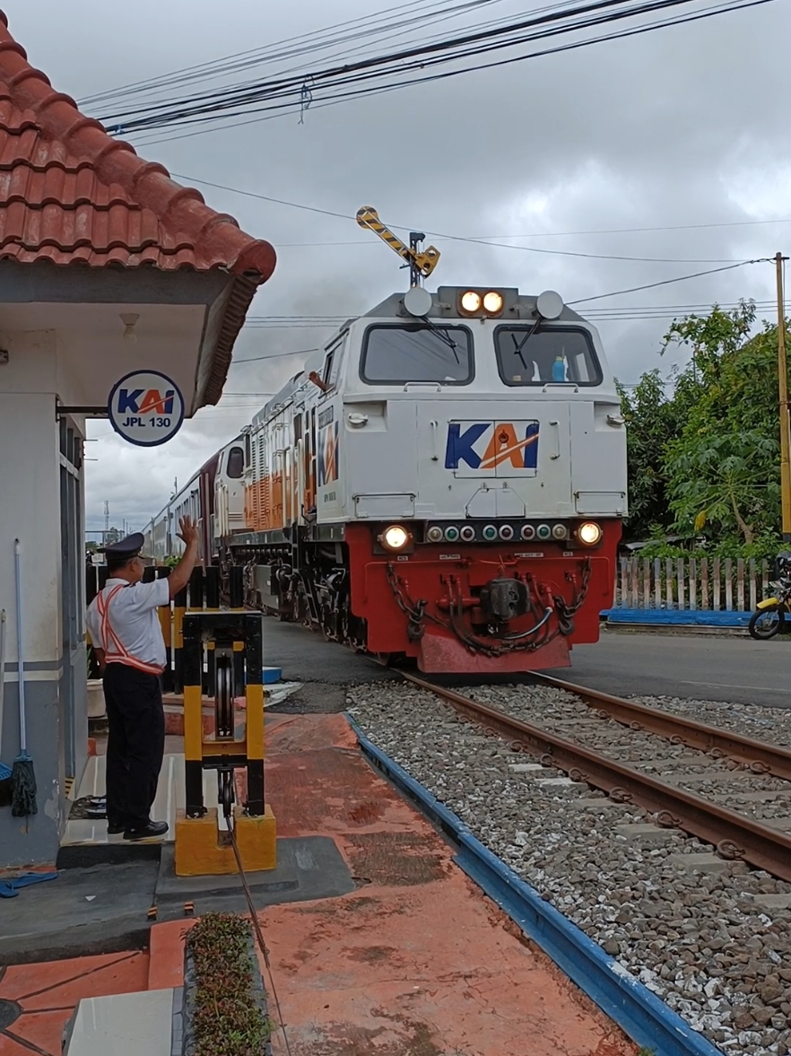 KA Wijayakusuma Membawa Priority ✨ #ilhammulyono #wijayakusuma #priority #keretaapi #sepur #train #kai #daop9 #jpl130 #rambipuji #jember 