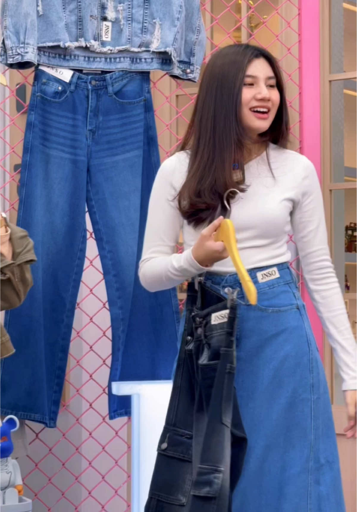 Ini nih skirt span tapi ga bikin jalan kaya pinguin mana udah ultra highwaist🫣🫵🏻 #TiktokShopOOTD #JinisoEntertainment #Jiniso #jeansviral #jinisojeans #bestsellers #jeanshighwaistmurah #racuntiktokshopmurah #jeanswanita #fyp #megaguncang1212