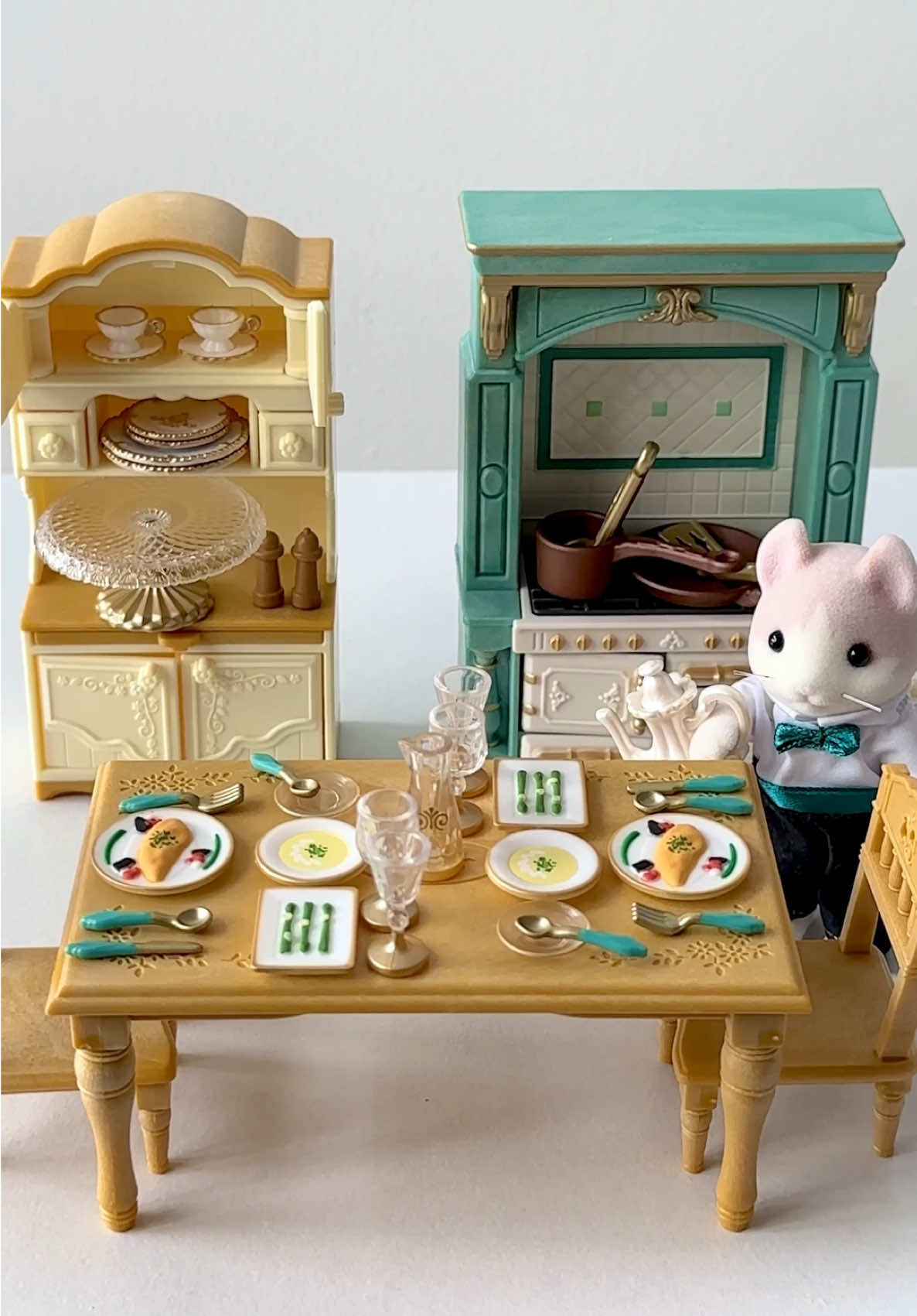 Sylvanian Families Classic Dinner Party Dining Set 🍽️ This set is just chef’s kiss 🤌🏻 One of my dream set 🥹 #sylvanianfamilies #sylvanianfamiliescollection #sylvanianfamiliestiktok #unboxing #curlearcatfamily #classicdinnerparty #diningset #townseries #dreamcometrue #fyp #foryou 