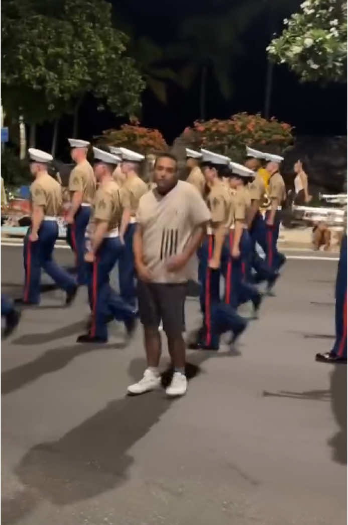 Homeless dude joins USMC during tonight’s Waikiki Christmas Parade 🤣 Safer chronics down da road👉 @Vincentpisano  #waikiki #saferbeachesdowndaroad 