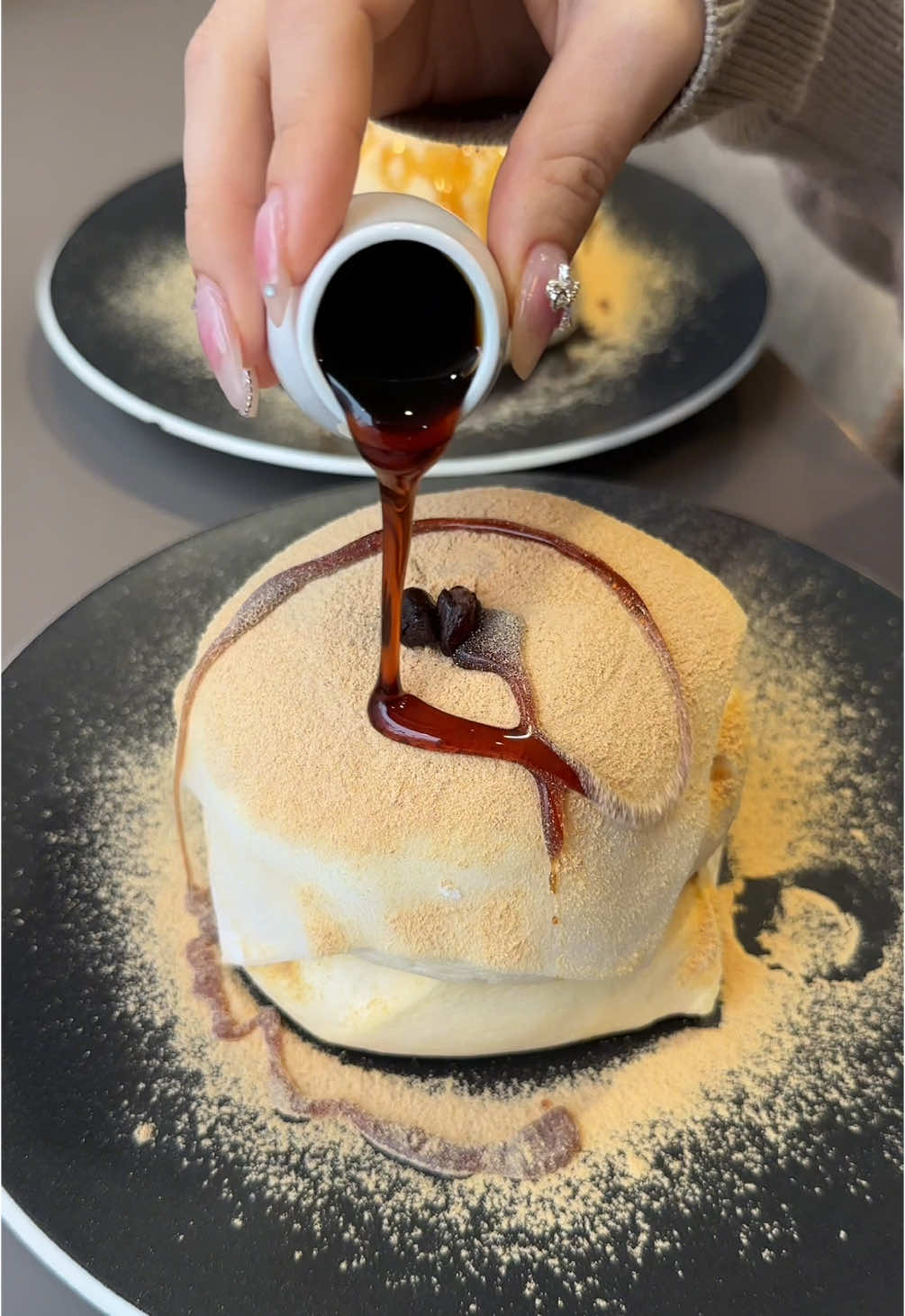 ふわふわのわらび餅パンケーキ🥞 ◎ わらび餅パンケーキ ¥1,200 (ドリンク付き) 【店舗名】カフェスタンド10.8 【住所】福岡県久留米市通町107-13 【アクセス】西鉄久留米駅から徒歩7分 【営業時間】11:00-18:00 【定休日】不定休 【予算】1,000-2,000 #福岡グルメ #japanesefood #tiktokfood