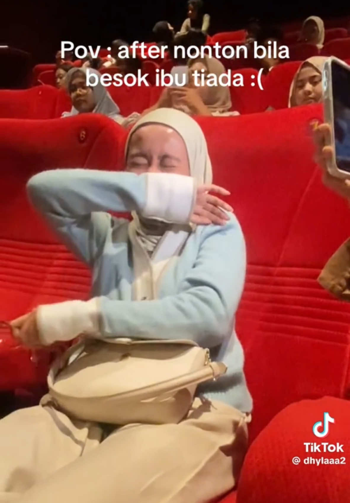 Banyak anak-anak Ibu yang gak kuat menahan Tangis saat Nonton Film Bila Esok Ibu Tiada😭🧡 Dari Film ini juga kita belajar bahwa, 1 ibu dapat merawat 10 orang anak, tapi 10 orang anak belum tentu bisa merawat 1 ibu🥹 Film Bila Esok Ibu Tiada sedang Tayang di Bioskop!! #BilaEsokIbuTiada #DoaIbuMenembusLangit #RayakanselagiAda #LeoPictures #bilaesokibutiadaleopictures #filmbilaesokibutiada #tiktoktainment #shures #surayafilm #malaysia