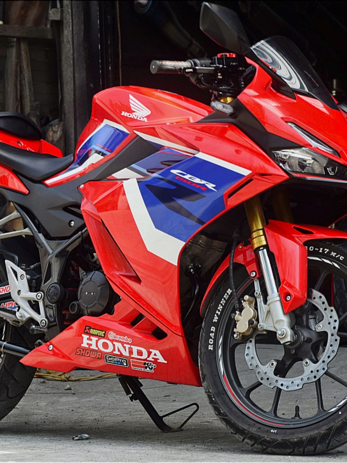 🔥 HONDA CBR 150R UPGRADE! 🔥 🔧 Full System with M1 Muffler 🏍️💨   ILABAS ANG HALIMAW NA TUNOG SA Welm's Muffler !🔥   ✨ Upgrade Perks: ✨   ✅ Enhanced Performance:Mas responsive ang makina with improved exhaust flow 🚀   ✅ Aggressive Sound: Tunay na solid M1 roar to turn heads on the road 🔊   ✅ Sleek Design: Compliments your ride's sporty look ⚡   📍Gusto mo bang i-level up ang ride mo?Message us now! 📩🔧   #HondaCBR150 #WelmsMufflerShop #RoarWithWelms #M1Muffler #fypシ゚viralシfypシ゚ #roarwithwelms #foryouシpage #welmsmufflershop #fypシ #fypシ゚viral #foryoupageシ #upgrade #CB150R #cbr150r #fy #fyp #foryou #foryoupage #Upgrades Setup 