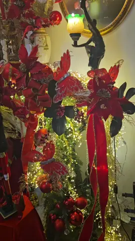 #trend #santaiscoming #santa_clause #santaiscomingtotown #christmasdecor #santaiscomingtotown🎅🏽🎄♥️ #christmastree2024 #red #traditional #xmasdecor #christmasdecorations #christmastreedecorating #christmas #christmascountdown 