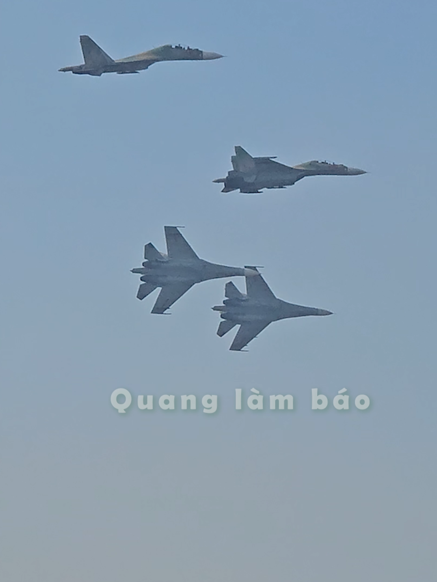 Dàn 'Hổ mang chúa' Su-30MK2 thể hiện tuyệt kỹ trên bầu trời Hà Nội vào sáng nay. #tiemkich #trienlamquocphong #su30mk2 #maybaynhaolon #quandoi #tiktoknews #tinnews #phicong #lavangroi