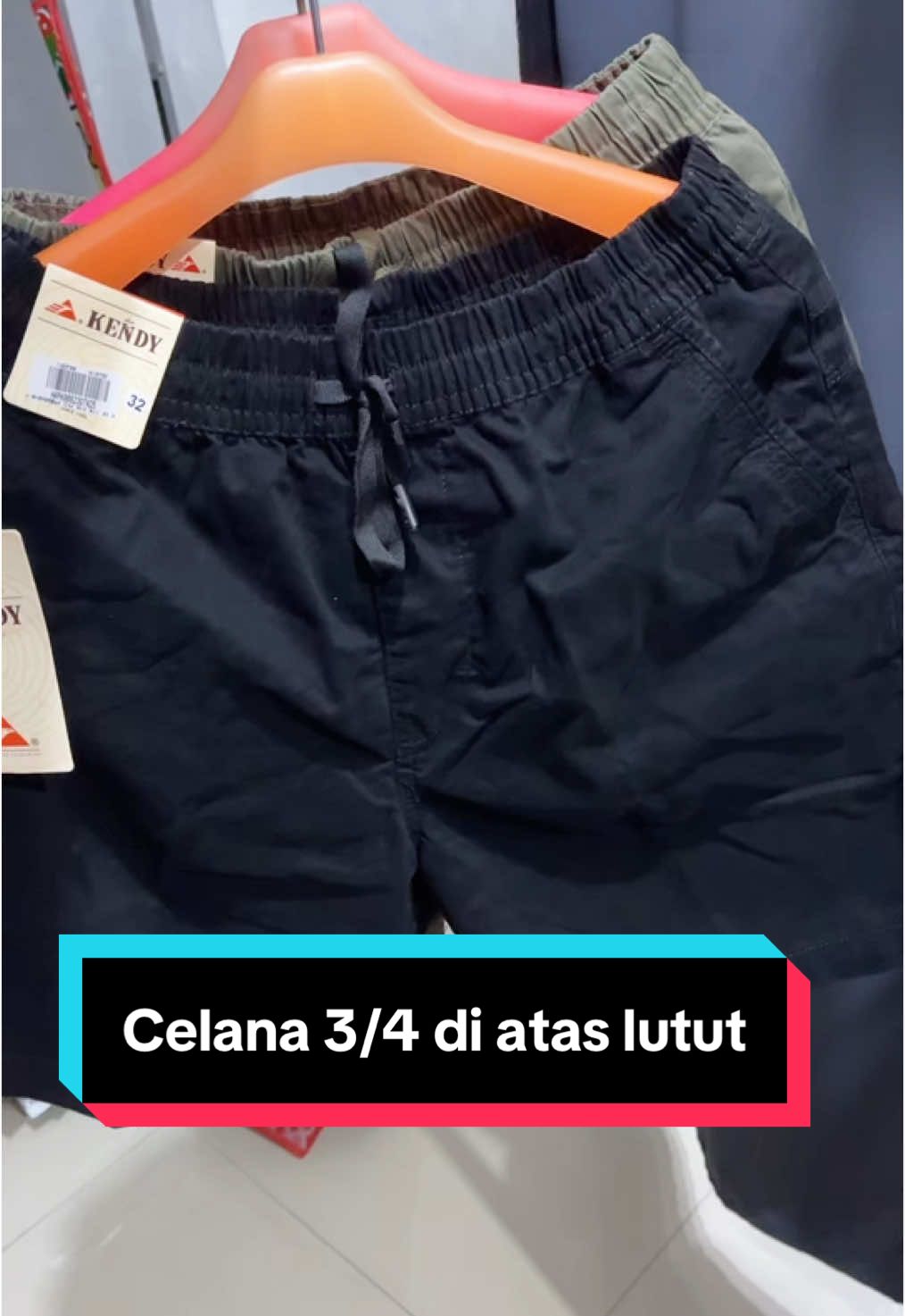 Celana katun di atas lutut 3/4 pendek pinggang karet dari kendy,bahan katun tuil,adem,jahitan repi.bagi kk yg berminat langsung cek keranjang di bawah#celanakatun #celanapinggangkaret #kendy #celanapendek 