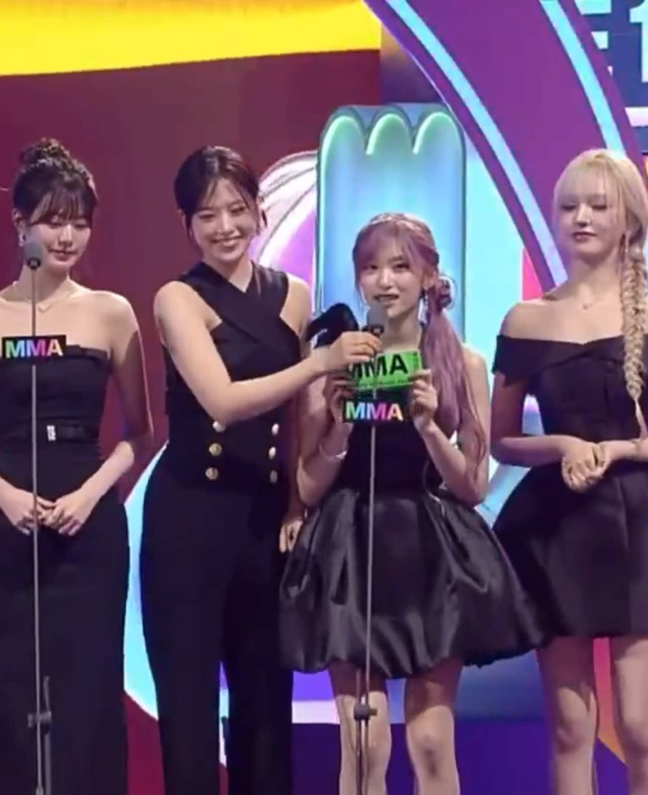 baby leeseo needs her mic so short LOL #ive #mma #mma2024 #awardshow #kpop #leeseo 