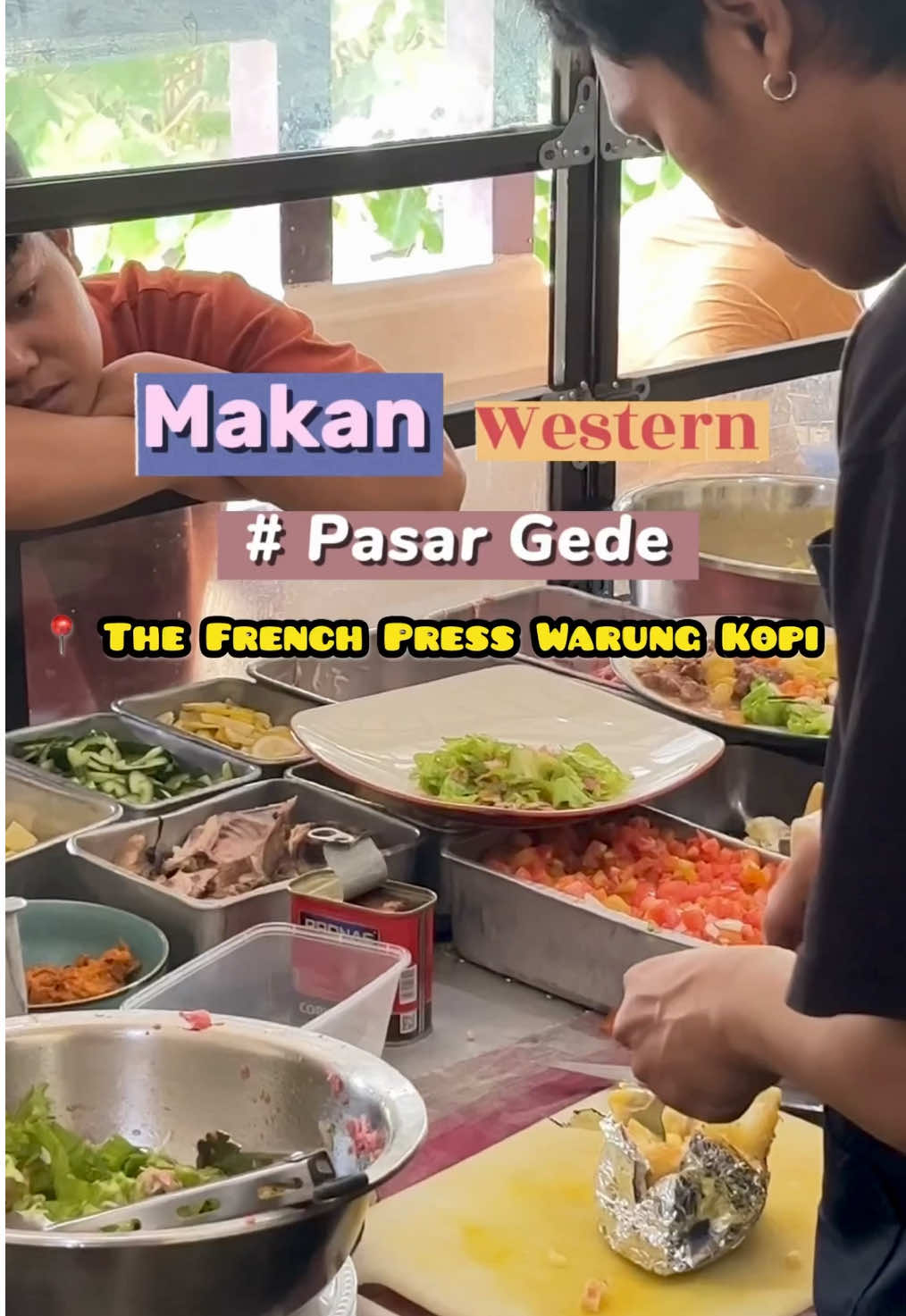 Rekomendasi Western food tapi di dalam pasar dan viral. Lokasi : The French Press (TFP) Kopi Warung, Pasar Gede, Solo. Jawa Tengah. Tempat makan ini berlokasi di gedung barat Pasar gede. Cocok untuk wishlist kuliner kalo trip ke Solo ya. #TikTokCreatorSearchInsightsIncentive #solo #kulinertiktok #pasargedesolo #ustinian #winkofwinner @winkofwinner #ttpetualangpro 