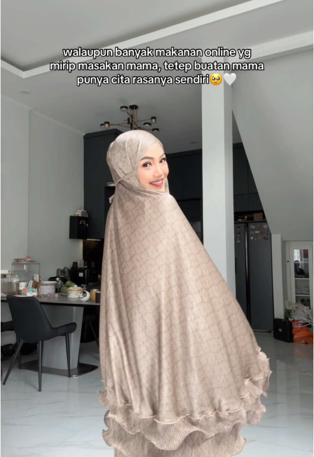 Kalo AllunaLady, apa yang dikangenin setelah nikah?😍🤭 Komen dibawah ya🫶🏻 Eh btw, minna sampe salfok sama mukenanya cantik banget ya dari Alluna🥰💖 Nah, kalo kalian kapan nih punya mukena Zhafira yang satu ini? Yuk buruan di checkoutt🛍️ #mukena #prayerset #mukenapremium #mukenamewah #mukenacantik #mukenasilk #mukenadewasa #mukenaseserahan #mukenaviral #mukenamotif #fyp #fypシ 