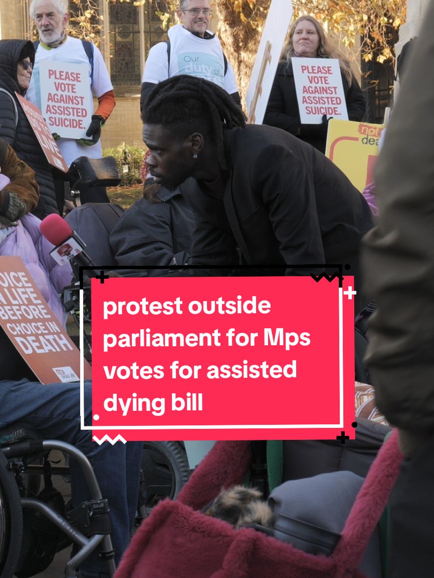 protest outside parliament for Mps vote on assisted dying bill #assisteddying #newsuk #assisteddyinglaws #breakingnews #londonprotest #zonjy 