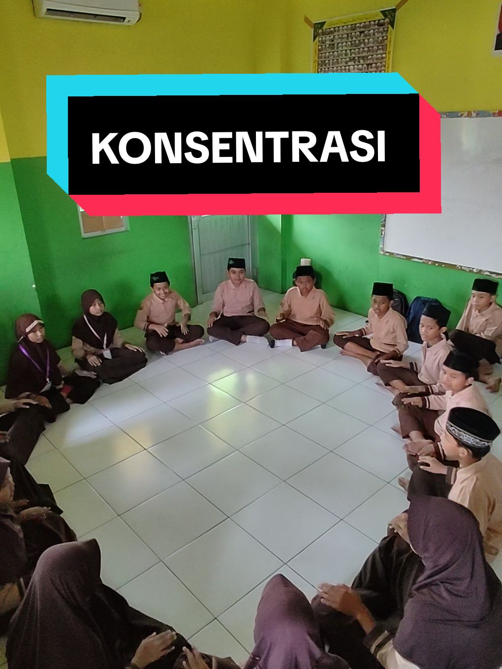 KONSENTRASI Cara Bermain : Seluruh Siswa bebas memilih nama buah yang di sukainya, kemudian ketika sudah menentukan nama buah masing - masing barulah saling menyebut nama buah temannya dan tidak boleh di adu penyebutannya, silahkan di simak video nya 