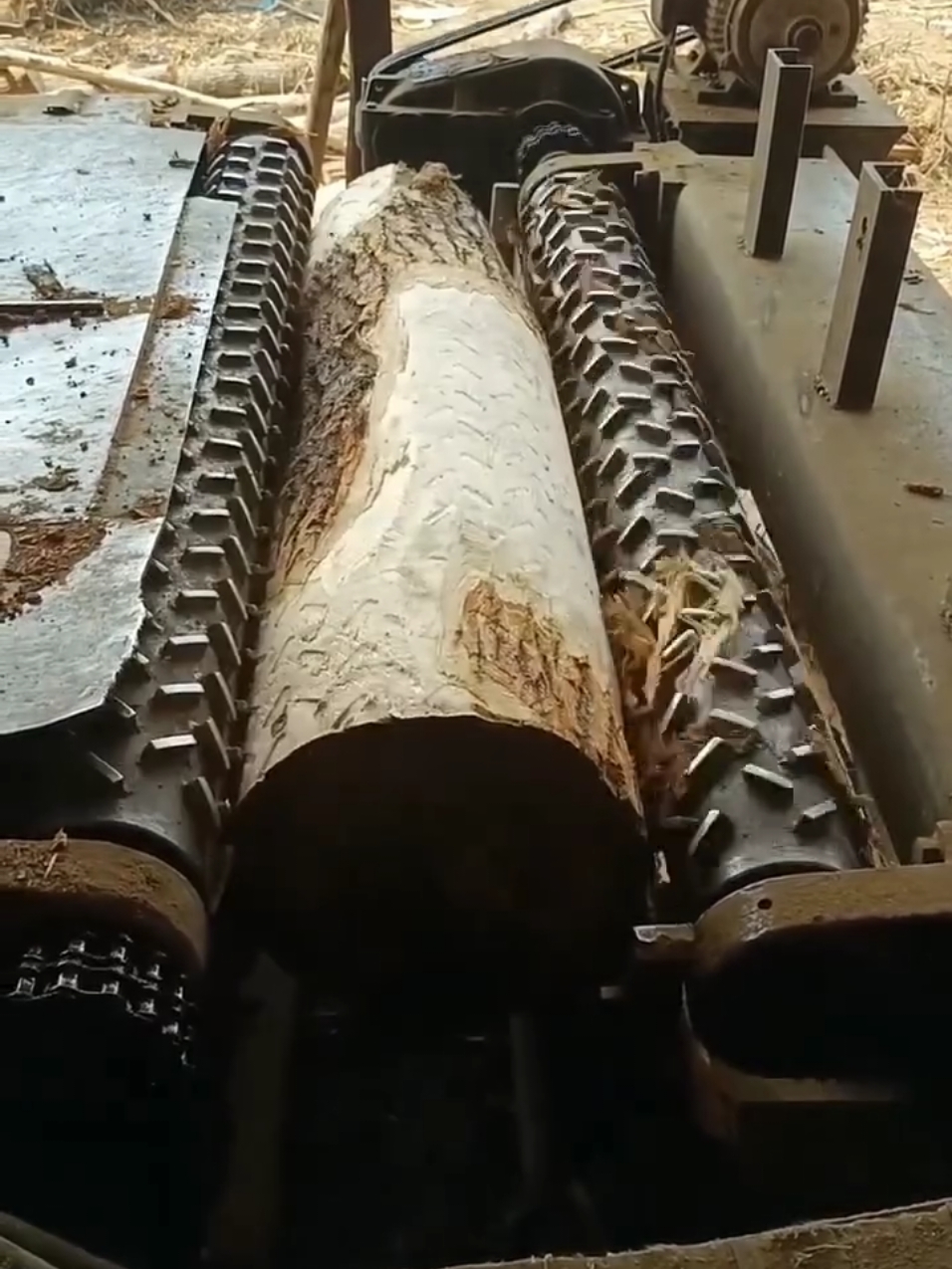 Stripping log 🪵 #engineering #mechanicalengineering #howitsmade #mechanism #engineers #engineeringlife #engineeringlovers #engineeringporn #mechrec #engineer #trending #trendingaudio #chrisburke #purplefly 