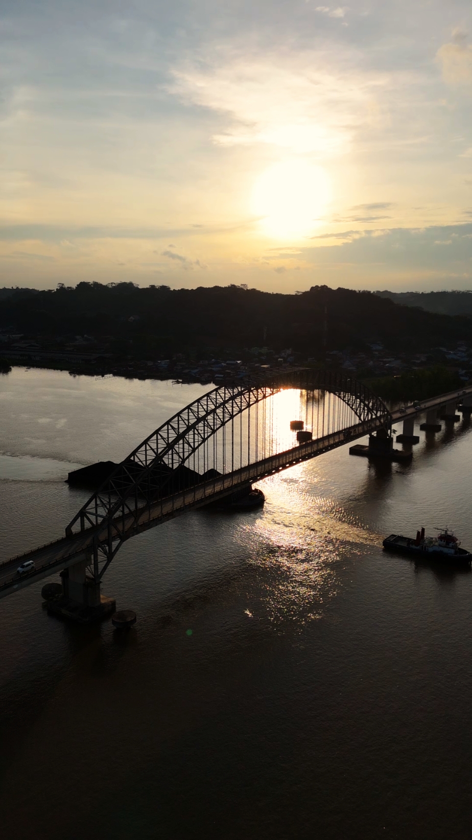 pesona senja di jembatan Mahulu😍😍😍 #jembatanmahulusamarinda #samarinda #samarindatiktok #samarindakaltim #kalimantan #kaltimfypp #kaltimborneo #kaltim_samarinda #pesonaindonesia #fy #fypシ゚ #tempatviral #sungaimahakam #xybca 