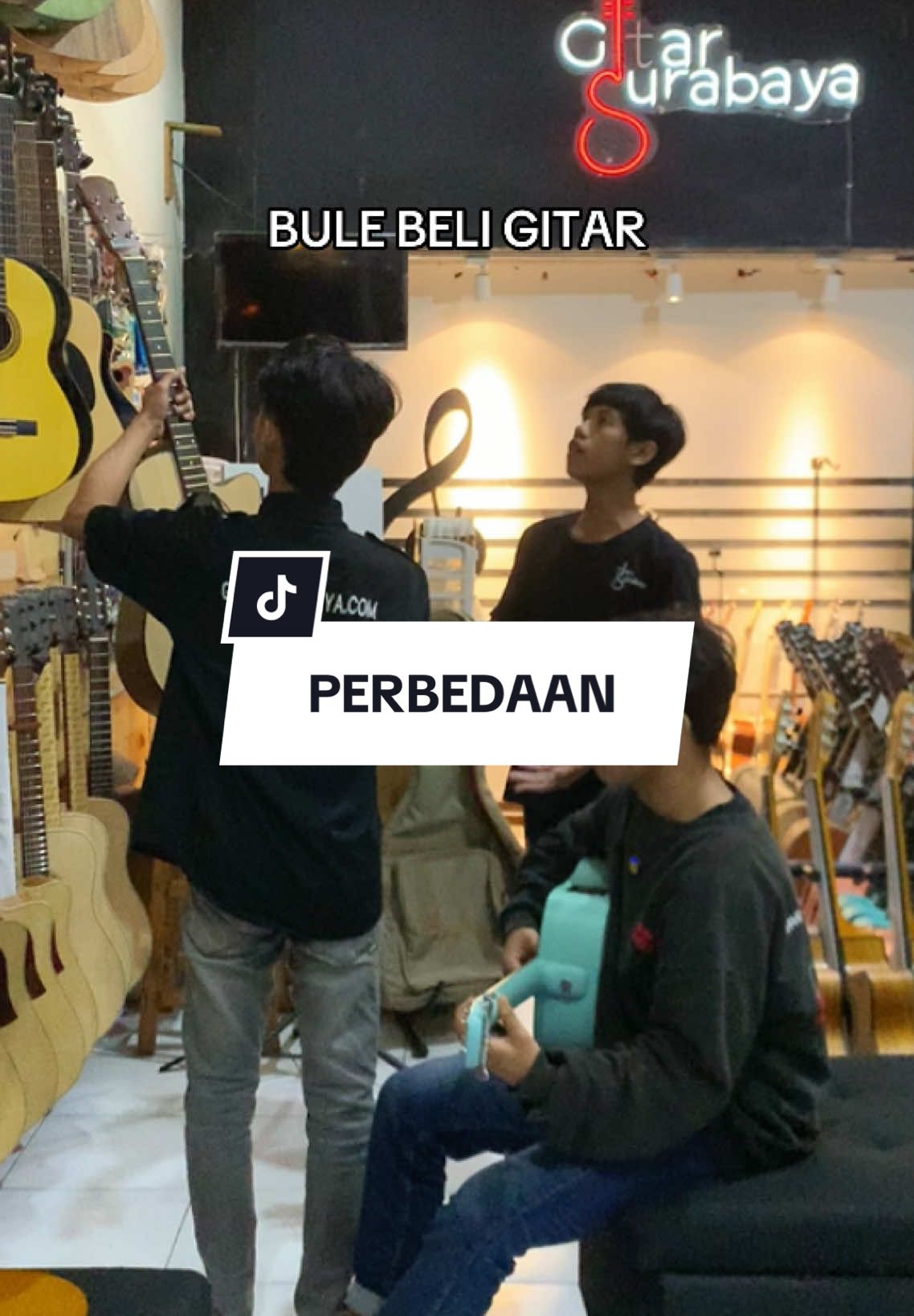 Perbedaan bule, jawa tulen, dan orang surabaya ketika beli gitar #tokogitarsurabaya #gitarsurabaya #fyppppppppppppppppppppppp #gitarkarafuru #fypシ #gitarsurabayacore 