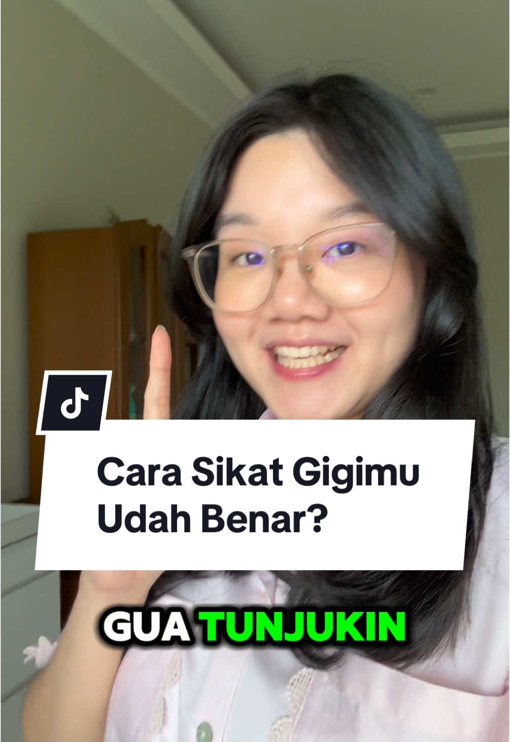 Sini aku tunjukkin …  Cara sikat gigi yang bener biar ga salah lagi. 🦷🛁🪥 Coba komen kira2 cara sikat gigi kamu sudah bener belum? 🦷🩷 Follow for more untuk edukasi kesehatan gigi dan gusi lainnya #doktergigi #sikatgigi #pastagigi #periodonsia #gusi #periodontal #karanggigi #sakitgigi