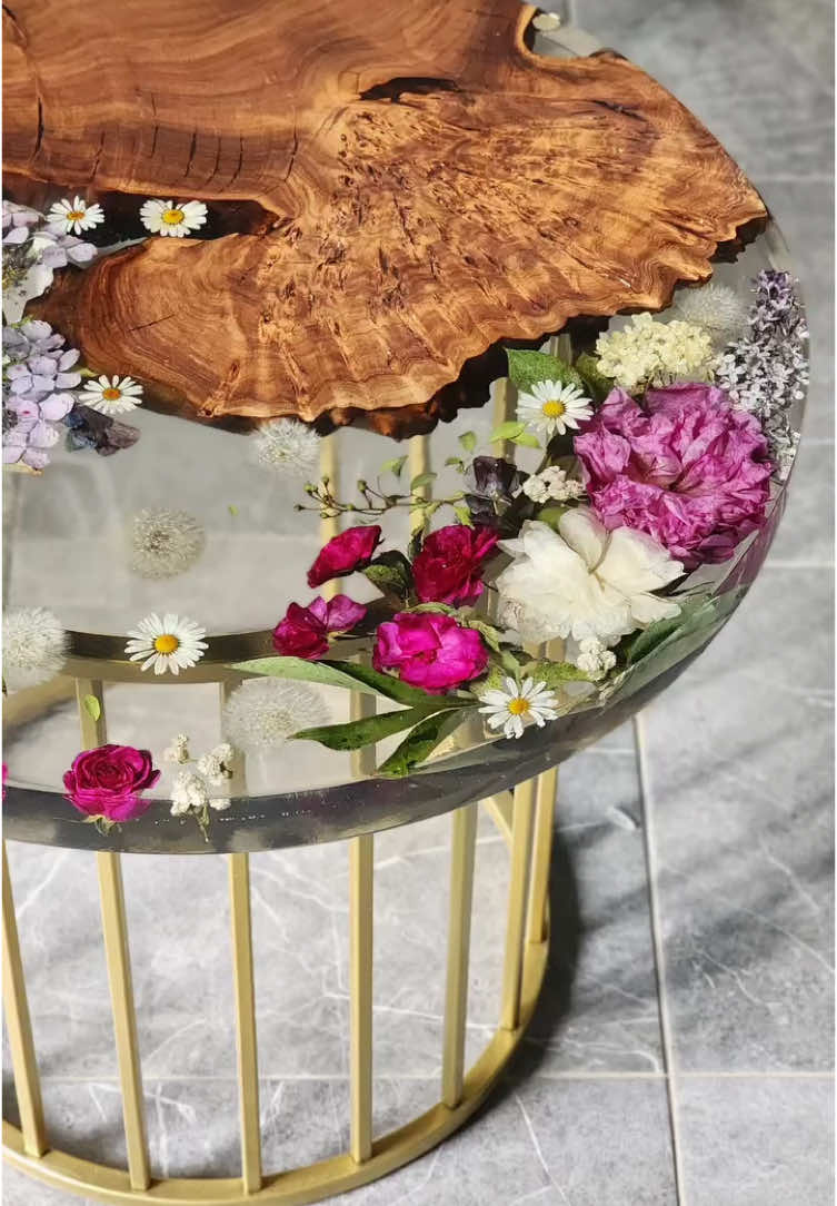 Produção artesanal de um tampo de mesa feito com madeira, flores e resina. Gostaram do resultado? 😍 By: @estriada_artworks  @starlight_epoxy •────────────────────────• #arq_designer #arqdesigner #arqdesignermarketplace