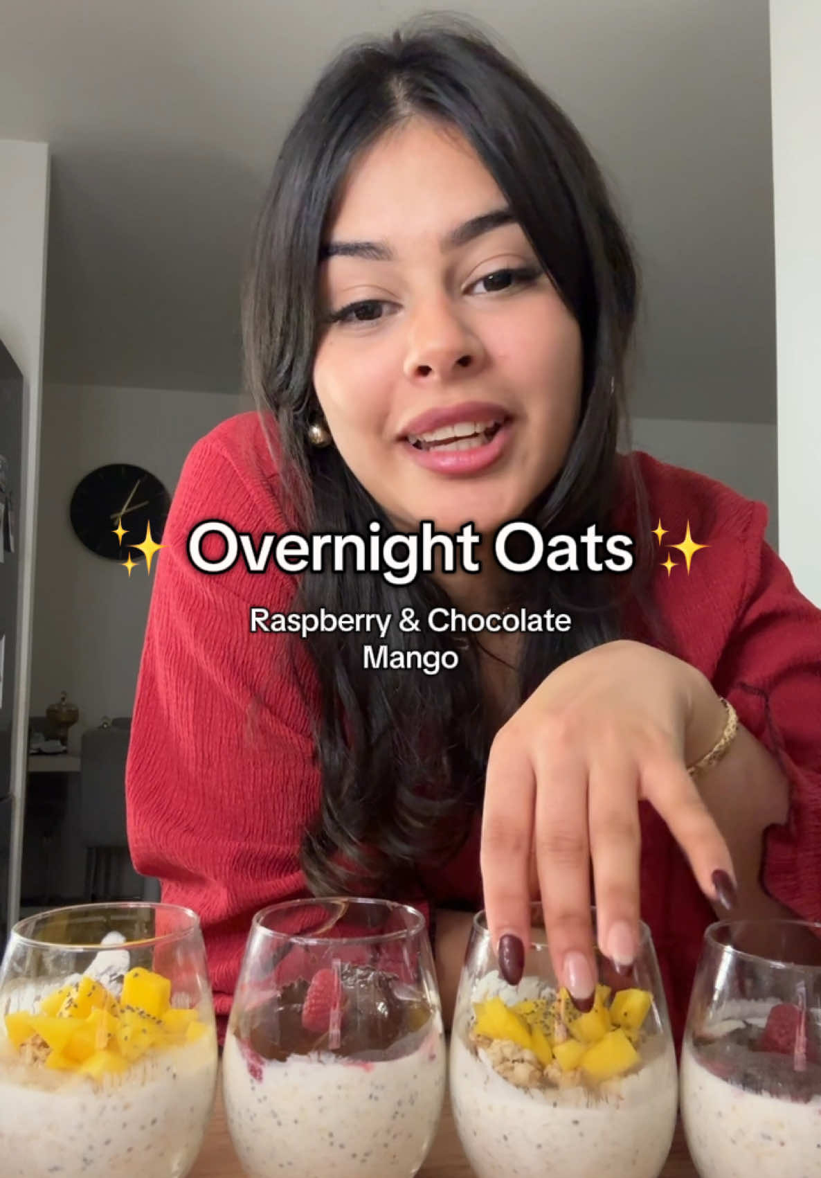 Oui, oui j’ai gouté le chocolat 😂 en preparant Raspberry & chocolate overnight oat, mango overnight oat #trending #girl #hacksandtips #overnightoats 