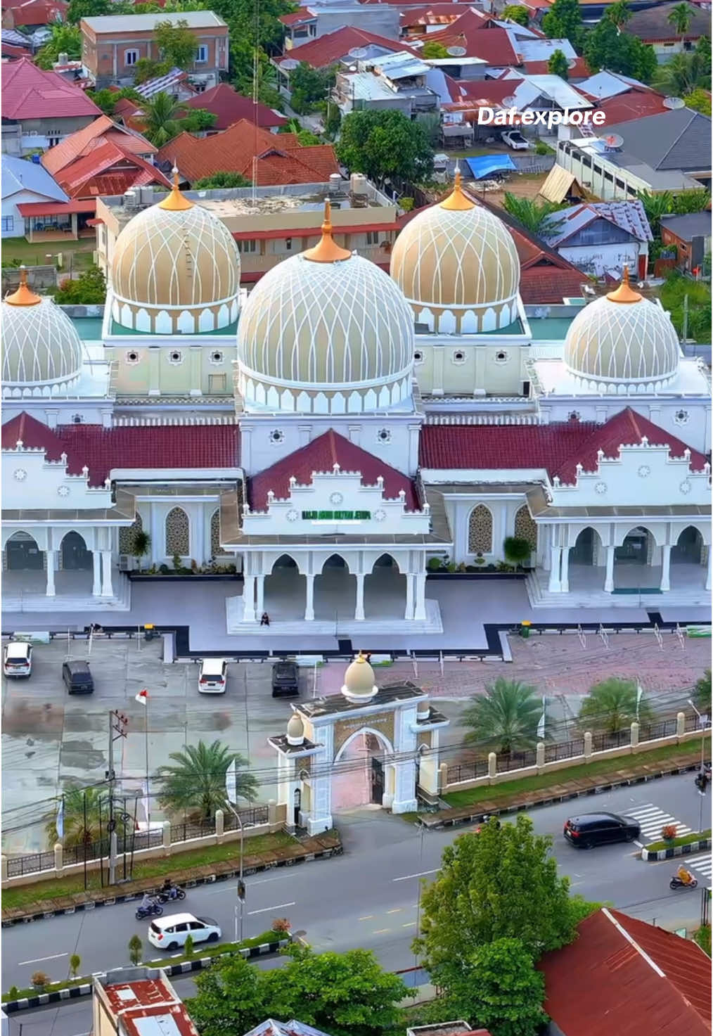 Masjid Agung Bireuen ini memiliki sejarah panjang. Dulu masjid ini belum memiliki nama, atau sering dikatakan oleh jamaah dan masyarakat setempat sebagai Masjid Jamik. Sejak beberapa tahun ini, berubah nama menjadi Masjid Agung Sultan Jeumpa Bireuen. #bireuen #aceh #drone #masjid #indonesia 