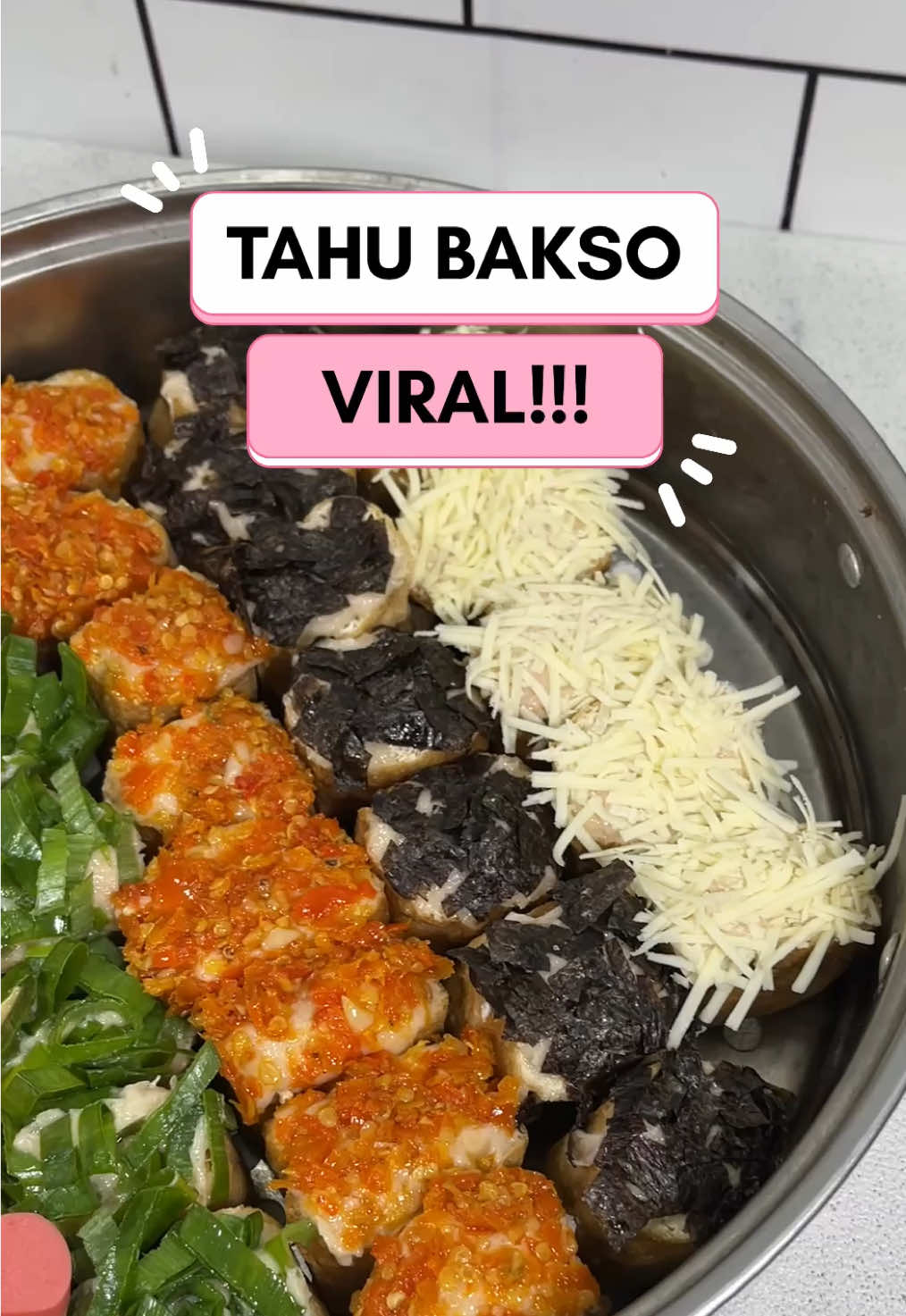 Bismillah, yuk hari ini sama-sama kita membuat Tahu Bakso Topping yang lagi Viral, Tahu Bakso ini Rasanya enak tampilannya  juga sangat menarik dilengkapi dengan Chili oil yang pedas gurih. TAHU BAKSO #tahubakso  Bahan : 25 pcs Tahu Goreng (potong bagi 2) 500 gr Daging Ayam  1 sdm Bawang Putih, goreng 2 sdm Bawang Merah, goreng 150 gr Es Batu/Air Dingin 1 Butir Putih telur 1 sdt Garam 2 sdt Kaldu ayam bubuk 1/2 sdt Gula Pasir 8 sdm Tepung Tapioka Topping : 1 batang Daun Bawang 2 buah Sosis 30 gram Keju Parut 1/2 lembar Nori Sambal Geprek Kering Resep Sambal Geprek : 30 gr Cabe Rawit 2 siung Bawang Putih 1/2 sdt Garam 1/4 sdt Kaldu Ayam bubuk 1/4 sdt Gula Pasir HASIL JADI 50 PCS #tahubakso #tahubaksoviral #tahubaksotopping #kuliner #kulinertiktok #ideusaha #idejualan #idejualanmodalkecil #idejualankuliner #kulinerindonesia #indonesia #pentolbakso 