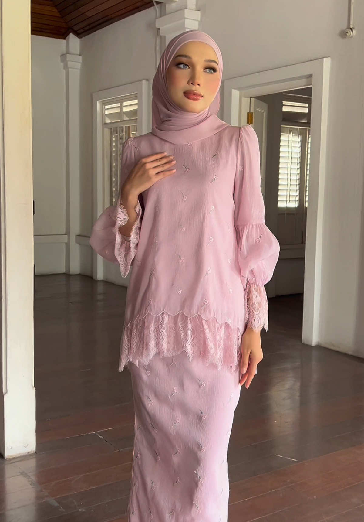 Tak tahu mcm mana nak descibe lagi dah bertapa cutenya design Lenny warna pink ni!😍. Patut laa ramai sangat dah sambar. Tengoklah memang nampak sweet & cute sangt tau, lagi2 warna2 soft pastel cmni🎀 Korang yang tengok ni dh grab warna ap? Cecepat Grab now sbb stock dh limited #JlabellaLennyKurung  #JlabellaPreRayaSeries #JlabellaGlamorousRaya2025 #jlabella #jlabellaatelier #bajukurung #bajuraya #bajunikah #bajutunang #bajukonvo #gamis #transition #fashion #raya #dance #abaya #kaftan #JlabellaGlamorousPreRaya #PreRayaSeries