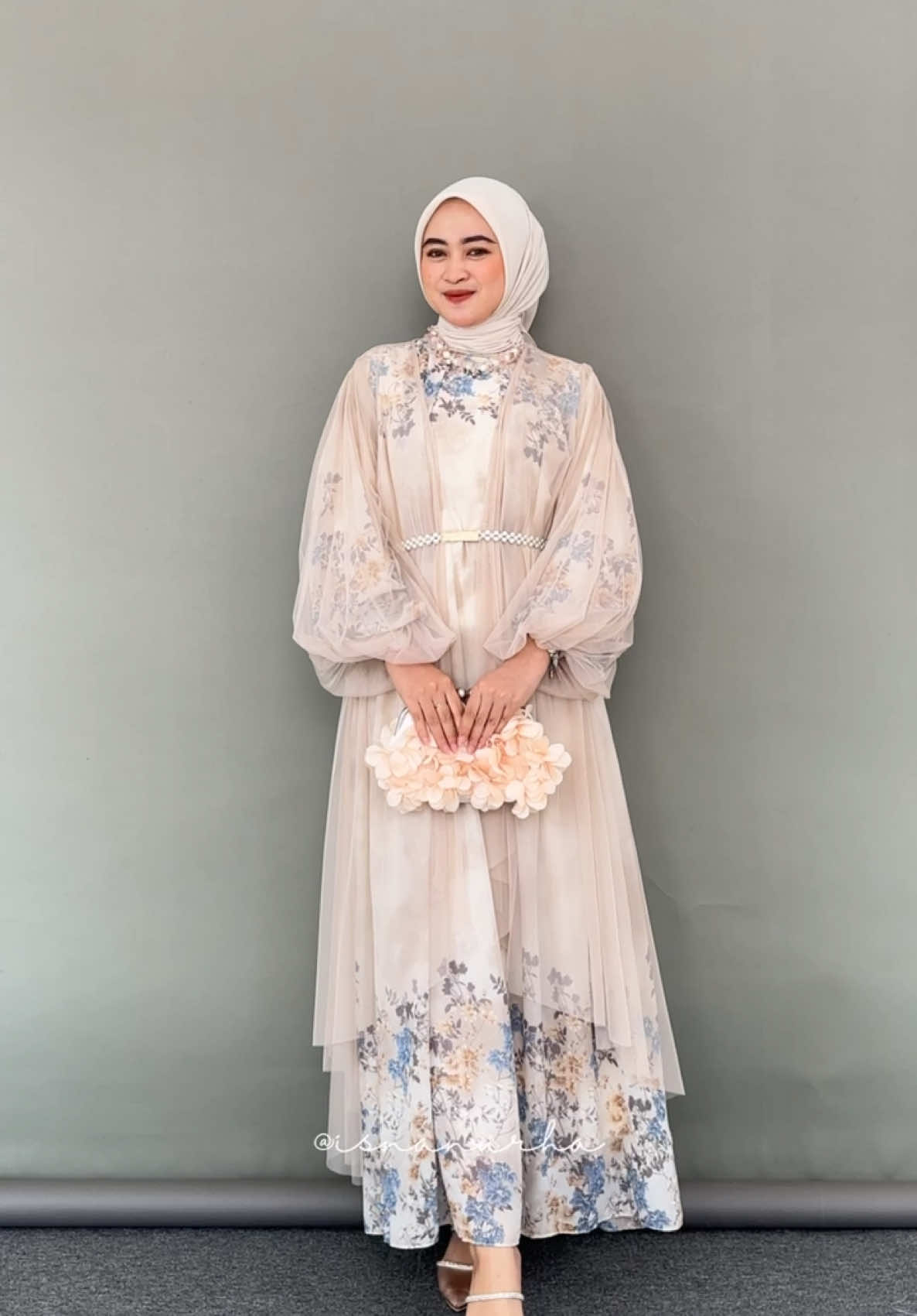 Rekomendasi dress buat lebarann super cantiklyyyy, Detail Outfit klik l!nk di bi• cari sesuai nomor * Dress - l!nk n0. 235A @fatunhijabs  *  Tas - l!nk n0. 683 *  Sepatu - l!nk n0. 159  #fyp #outfitinspo #outfitlebaran #kondanganoutfit #ootdlebaran #lebaran2025 #outfitinspiration #outfitkondangan 