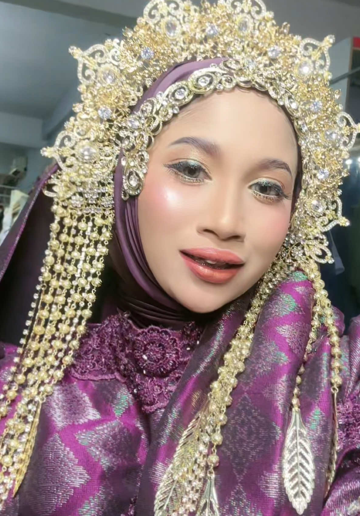 Ok kita belanja transition video  @Ain 🌸 harini. Baik dan cantik orangnya. ADA tak yang kategori bawah ni? ⚡ dulu masa kawen mekap tak lawa? ⚡ dulu kurang bajet kawen pakai baju biasa2? ⚡ dulu nikah tak buat majlis.. semua ala kadar, gambar asalkan ada? ⚡ dulu pakai baju pengantin outdated? ⚡nak buat anniversary photoshoot? Jom 𝐁𝐔𝐀𝐓 𝐏𝐇𝐎𝐓𝐎𝐇𝐎𝐎𝐓 𝐃𝐄𝐍𝐆𝐀𝐍 𝐊𝐀𝐌𝐈. *BAJU *MEKAP *1JAM PHOTOG  *SOFTCOPY #sayajualservice #kahwinmall #chunkybeads #bajupengantinmurah #sewasongketshahalam #annversary #anniversaryphotoshoot 