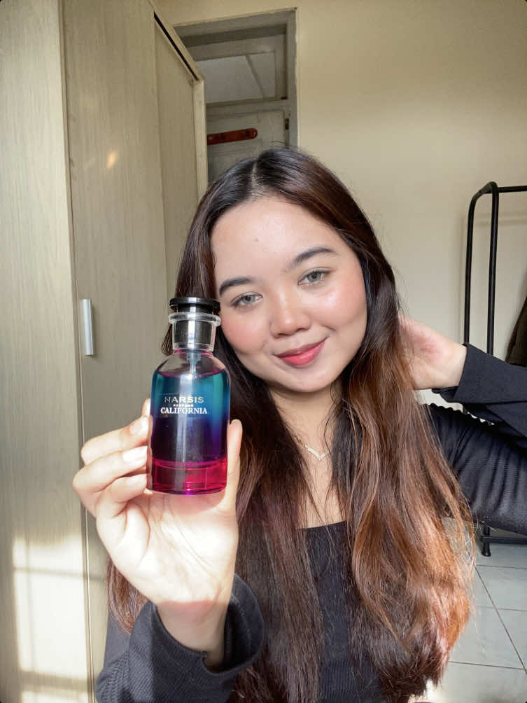 Parfum ini yang bikin aku dinotice sama temen-temen aku loh! Saking sukanya sama parfum ini, aku ngestock 1 botol lagi😭 Ini parfum California by @Narsis Official 🩷 #narsisparfume #narsiscalifornia