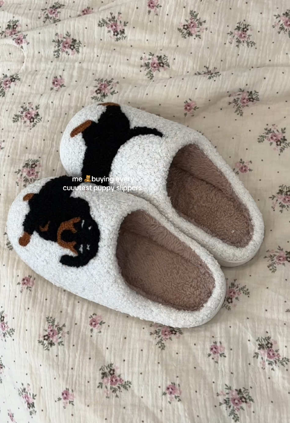 SO ADORABLE ✨😭can’t pass up this little puppies …and the slippers are so soft and fluffy!!! #slippers #fluffyslippers #puppydog #cozyathome #spotlight #BlackFridaySale #tiktokmademebuyit 