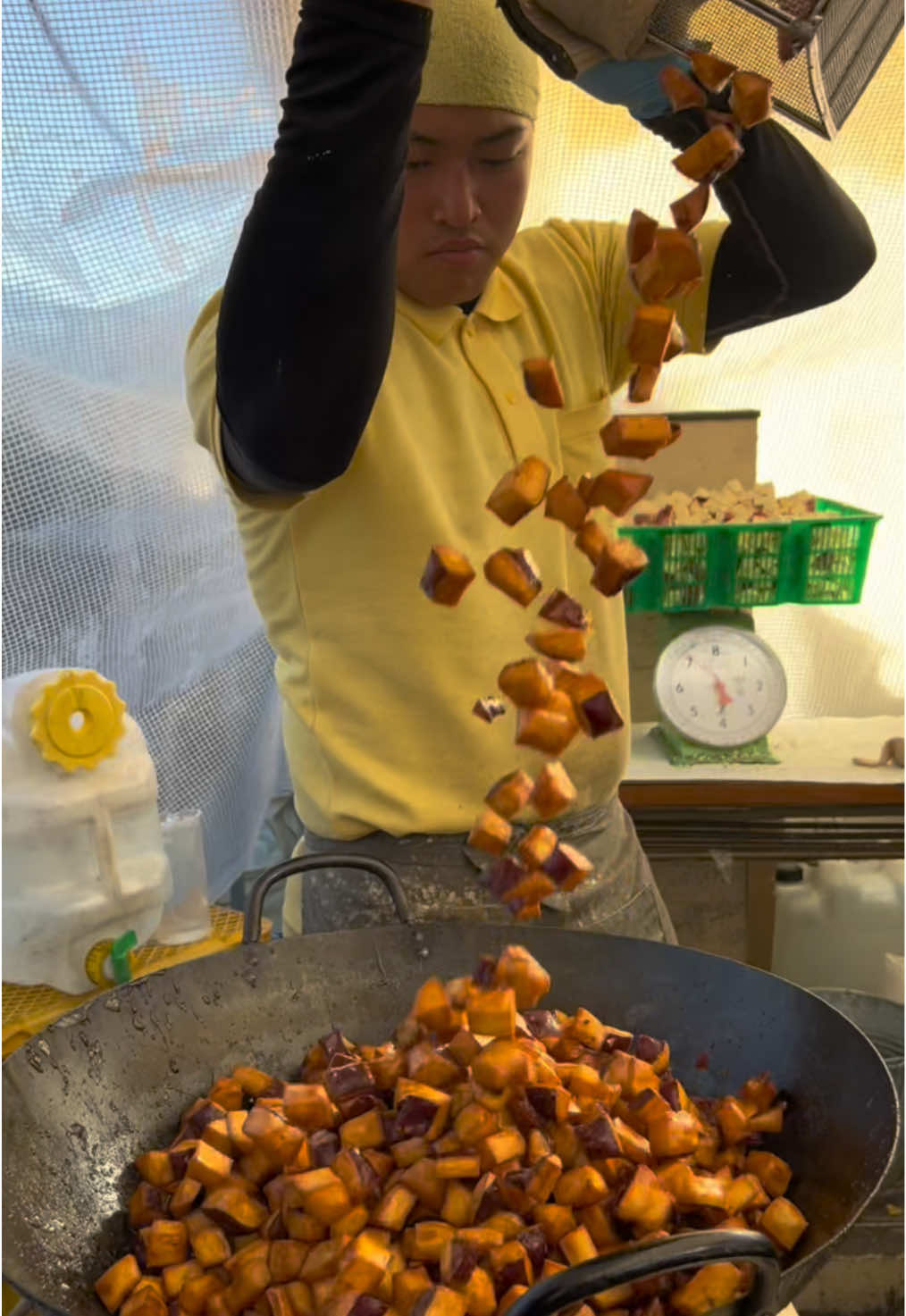 いもゴリラ朝市！Candied sweet potatoes at Morning market 🏠 いもゴリラ朝市：imogorilla asaichi 🍠 大学芋：Candied sweet potatoes 💵 1,000円：＄6.5 🚃 美濃太田駅 : Mino-Ota Station ⏰ 週末の朝8時から営業：