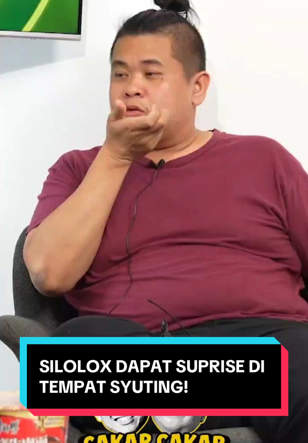 Lolox dapet suprise sepatu tentara pas di lokasi syuting! #cakapcakap #macambetoolaja #mba #silolox #okirengga #indonesiapodcast #indonesiacomedy #komedi #comedylucu #ceritalucu #indonesiafunnyvideo #kompilasivideolucu #viral #ngakak #medan Our Social: Instagram: @tck.entertainment Tiktok: tck.id Facebook: TCK Entertainment