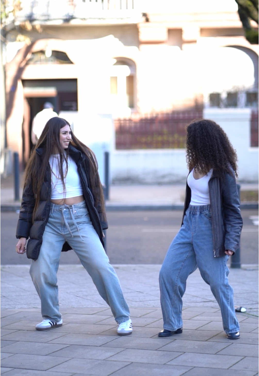 Dc : 🙋‍♀️, street teaching class 😅 @helenita.is #dancechallenge #afro #trendingvideo #fyp 📹: @chris.pap 