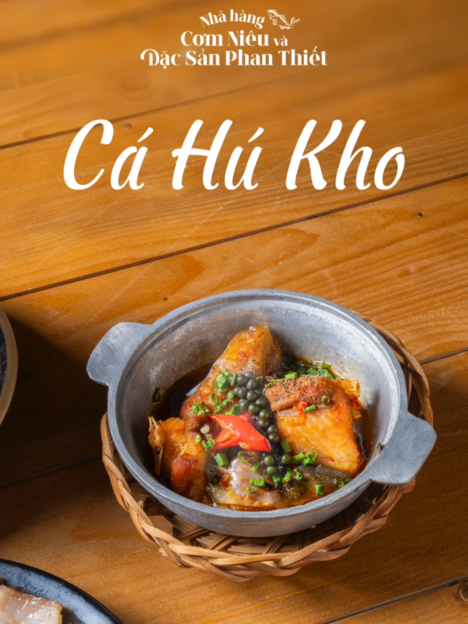 🐟 CÁ HÚ KHO – HƯƠNG VỊ ĐẬM ĐÀ TỪ BẾP QUÊ NHÀ 🐟   Cá hú kho là món ăn dân dã nhưng mang đậm hương vị truyền thống của ẩm thực Việt Nam. Tại Nhà hàng Cơm niêu & Đặc sản Phan Thiết, cá hú kho là một trong những món ăn không thể thiếu trên bữa cơm gia đình của những thực khách sành ăn. Có lẽ vì món cá hú kho đậm đà, thơm ngon, gợi nhớ bữa cơm nhà đầy ấm cúng.  Cá hú tươi ngon được chọn lựa kỹ càng, ướp cùng các loại gia vị đặc trưng như nước mắm ngon, đường, tiêu và chút hành tỏi, sau đó kho chín kỹ trên lửa nhỏ. Thịt cá mềm mại, béo ngậy, ngấm đều gia vị tạo nên vị mặn ngọt hài hòa, đặc biệt quyện cùng nước kho sánh nâu sóng sánh. Món ăn trở nên hoàn hảo hơn khi dùng kèm với cơm trắng nóng hổi, khiến bạn không thể ngừng đũa.   🌟 Cá hú kho không chỉ là món ăn mà còn là kỷ niệm của những bữa cơm quê đong đầy tình cảm.  Hãy đến Nhà hàng Cơm niêu & Đặc sản Phan Thiết để thưởng thức món cá hú kho đúng điệu chỉ với 89,000đ, cảm nhận sự tinh tế và hương vị tình thân trong từng món ăn!   #doanphanthiet #phanthiet #novaworldphanthiet #dulichphanthiet #fyp #tiktoktrending #trend #amthucPhanThiet #FoodTourPhanThiet #FoodreviewPhanThiet #PhanThietangiodau #MonNgonPhanThiet #DuLichPhanThiet